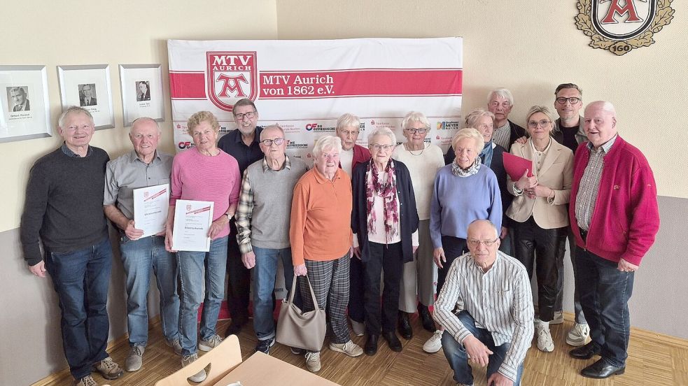 Vorsitzender Wilfried Theessen (von links) zeichnete Renke und Luise Wolff, Walter Endelmann, Günter Miehling, Wiltrud Schaper, Hanna Kalnik, Ilse Siefke, Erika Henning, Erika von Halle, Gerhard und Margret Sauer, Silke Schmeding, Lutz Günsel, Manfred Müller sowie Hartmut Horst-Köther (hockend) für ihre Treue aus. Foto: privat