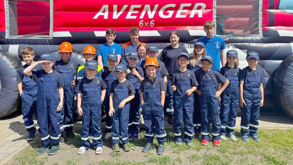 Die Bingumer Kinder haben ihre blaue „Arbeitskleidung“ bereits erhalten. Foto: privat
