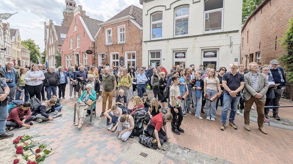 Schülerinnen und Schüler, Angehörige und Initiativen bei der Verlegung der Stolpersteine in der Rathausstraße im vergangenen Jahr. Foto: Günther Lübbers