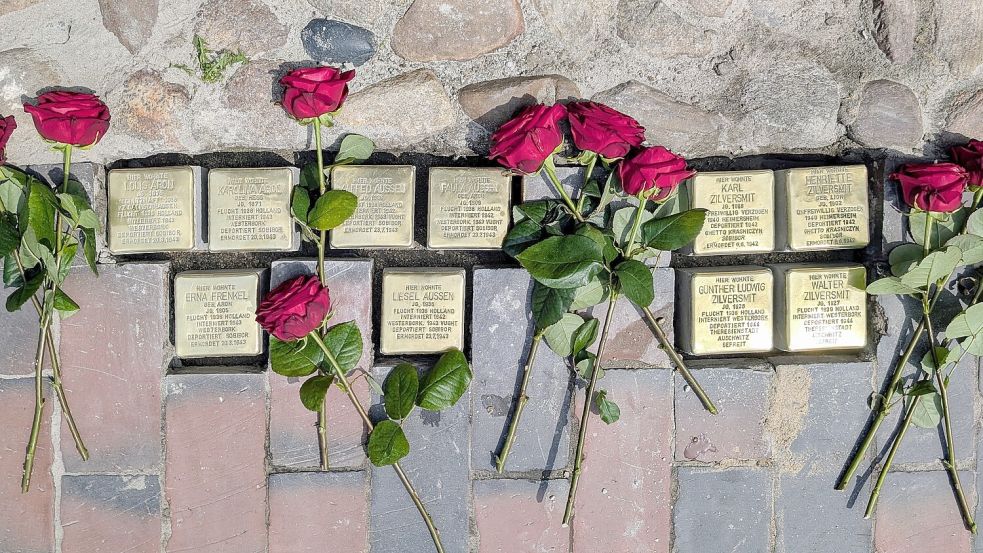 Stolpersteine im Gehweg erinnern an die Opfer des Nationalsozialismus. Foto: Günther Lübbers