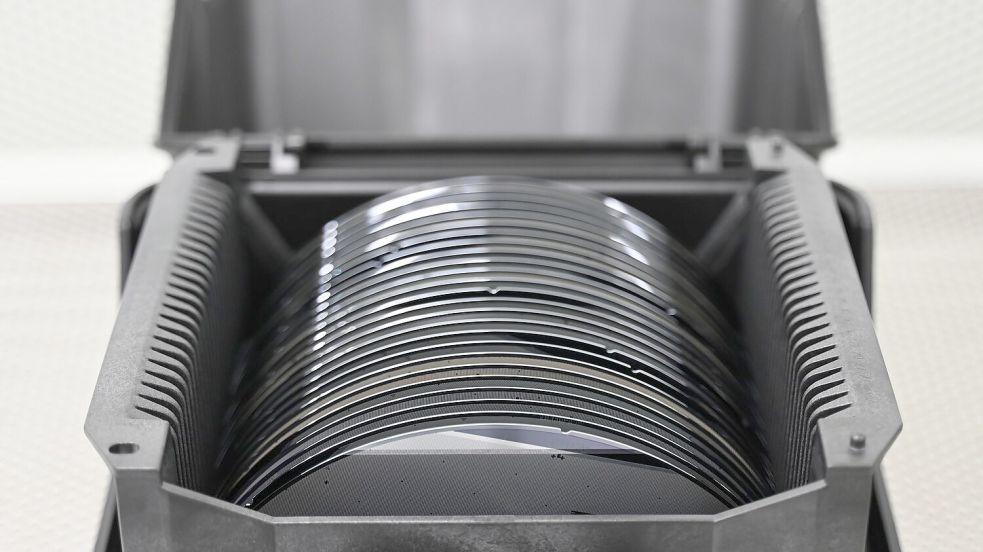 Die EU-Kommission will unter anderem die Versorgung mit Halbleitern sicherstellen. Im Bild: Zwischenprodukte, sogenannte Wafer, in den Räumen des Halbleiterproduzenten Nexperia. (Symbolbild) Foto: David Hammersen