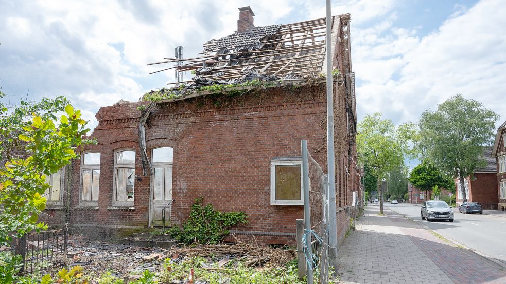 Nun ist für eines der Gebäude in der Ubbo-Emmius-Straße endgültig Feierabend: Das Haus mit der Nummer 11 wird abgerissen. Foto: Klaus Ortgies