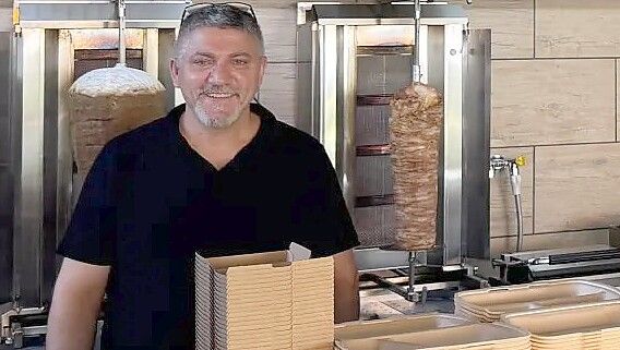 Kein unbekanntes Gesicht in Papenburg: Muhsin Canpolat in seinem neuen Restaurant „Aria“. Foto: Christoph Assies