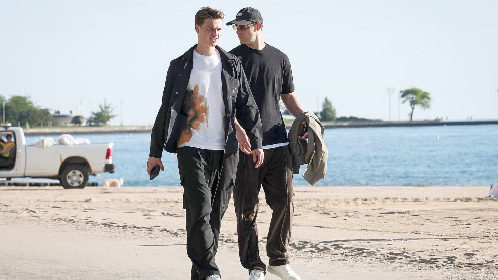 Jonas Urbig (l.) und Manuel Neuer (r.) gehen am Lake Michigan spazieren. Foto: Christian Charisius