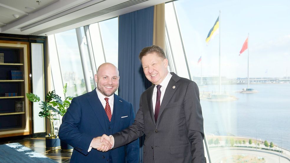 AfD-Politiker Markus Frohnmaier: Handshake mit Putins Vertrautem und Gazprom-Chef Alexej Miller beim Wirtschaftsforum in St. Petersburg. Foto: Handout / Berlin