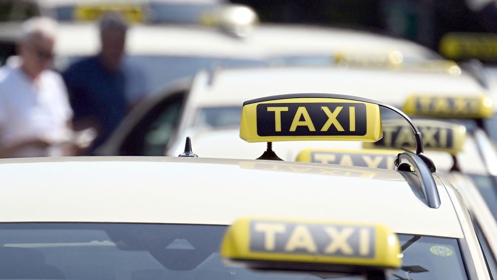 Spritpreise und Mindestlohn erhöhen die Kosten für die Taxibranche deutlich. Foto: DPA