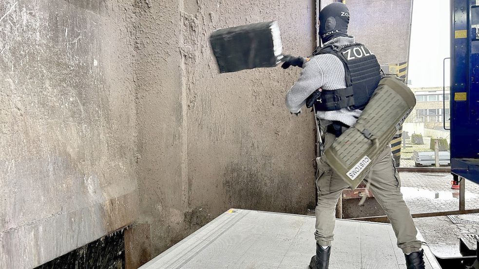 Vernichtung des sichergestellten Kokains durch Einsatzkräfte des Zolls. Foto: Generalzolldirektion