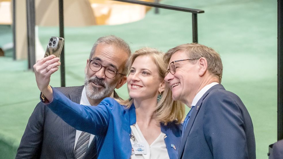 Wahlkampf gegen Freunde: Außenminister Wadephul mit seiner Amtskollegein aus Österreich, Beate Meinl-Reisinger, und seinem portugiesischen Amtskollegen Paulo Rangel. Foto: Michael Kappeler/dpa