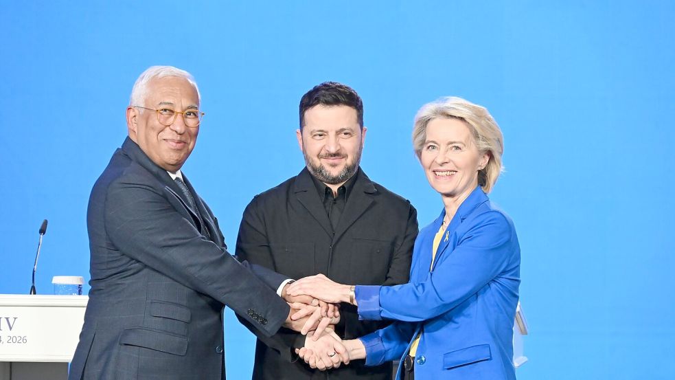 Wollten im Aufnahmeprozess für die Ukraine eigentlich schon viel weiter sein: Der ukrainische Präsident Wolodymyr Selenskyj, EU-Kommissionspräsidentin Ursula von der Leyen und EU-Ratspräsident António Costa. (Archivbild) Foto: Ansgar Haase