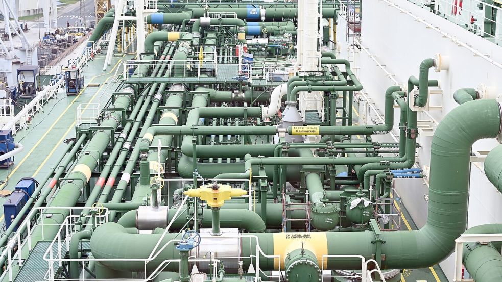 Flüssigerdgas mit dem Schiff zu transportieren, ist technisch sehr aufwendig. Das Foto zeigt Leitungen an Deck des LNG-Tankschiffs „Maran Gas Amorgos“. Die Aufnahme entstand während einer Wartung des Schiffes im Trockendock. Foto: Helge Toben/dpa