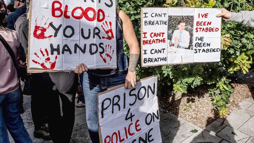 Nach dem Tod des 18-jährigen Henry Nowak fordern Demonstranten Haft für die verantwortlichen Polizisten. Foto: IMAGO/Lab Mo
