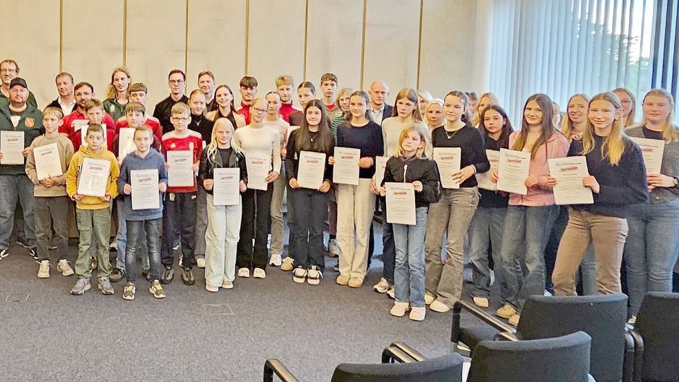 Die Sportlerinnen und Sportler aus Moormerland freuten sich über ihre Urkunden. Das Foto zeigt einen Teil der Geehrten. Fotos: Melchert Stromann