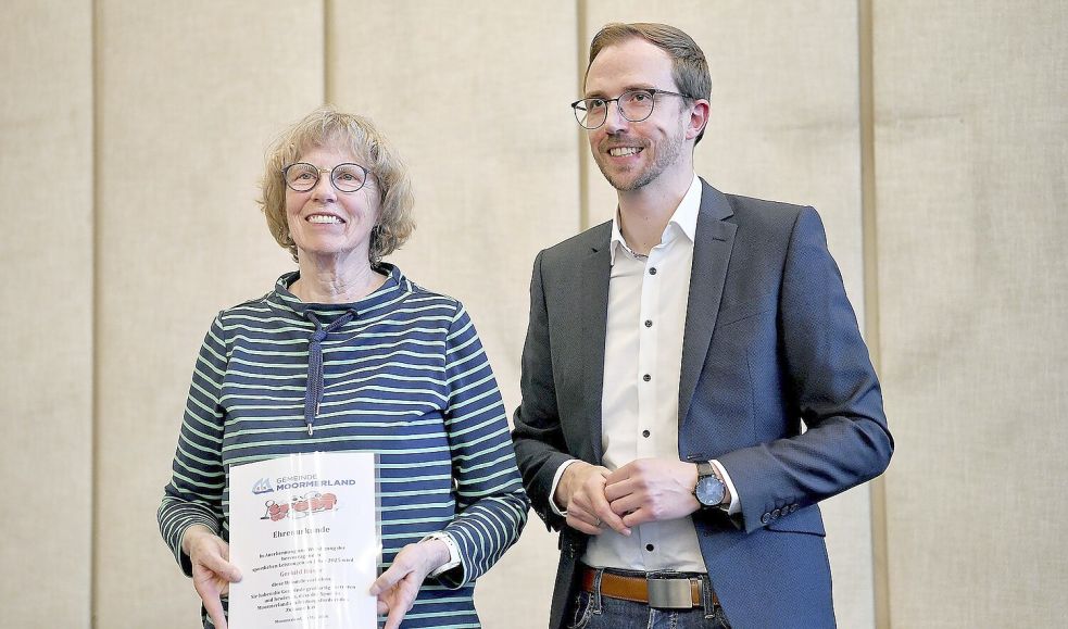 Hendrik Schulz zeichnete Eisschnellläuferin Gerhild Hüser aus. Foto: Melchert Stromann