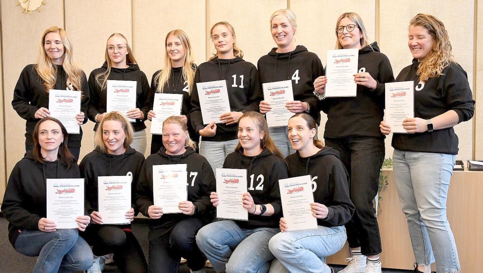 Die Volleyballerinnen aus Warsingsfehn und Veenhusen freuten sich über ihre Urkunden. Foto: Melchert Stromann
