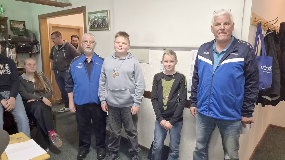 Team für eine Saison: König Finn Naßenstein und Adjutantin Leni Oppenborn. Kreisjugendsportleiter Klaas Hildebrand (links) und sein Stellvertreter Cornelius Peters stehen ihnen zur Seite. Foto: privat