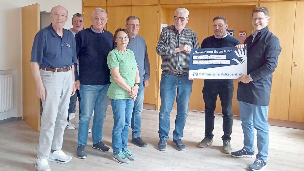 Der Vorstand der IG Viskeert nahm eine Spende der Krummhörner Lions entgegen. Foto: privat