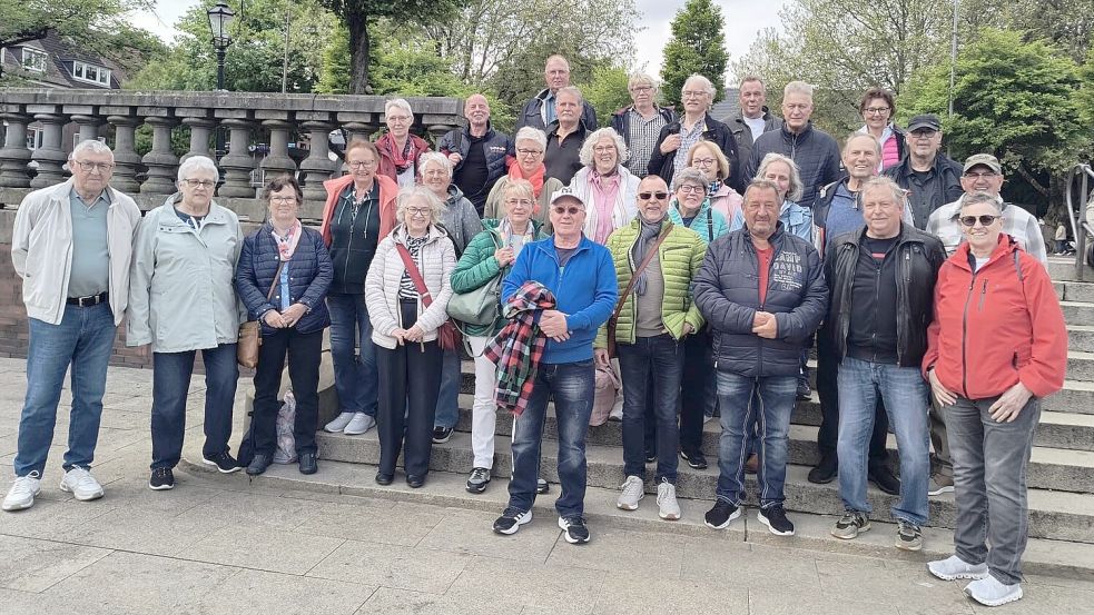 Das Foto zeigt die Frauen und Männer, die gemeinsam die damalige Osterburgschule in Borssum besuchten. Foto: privat