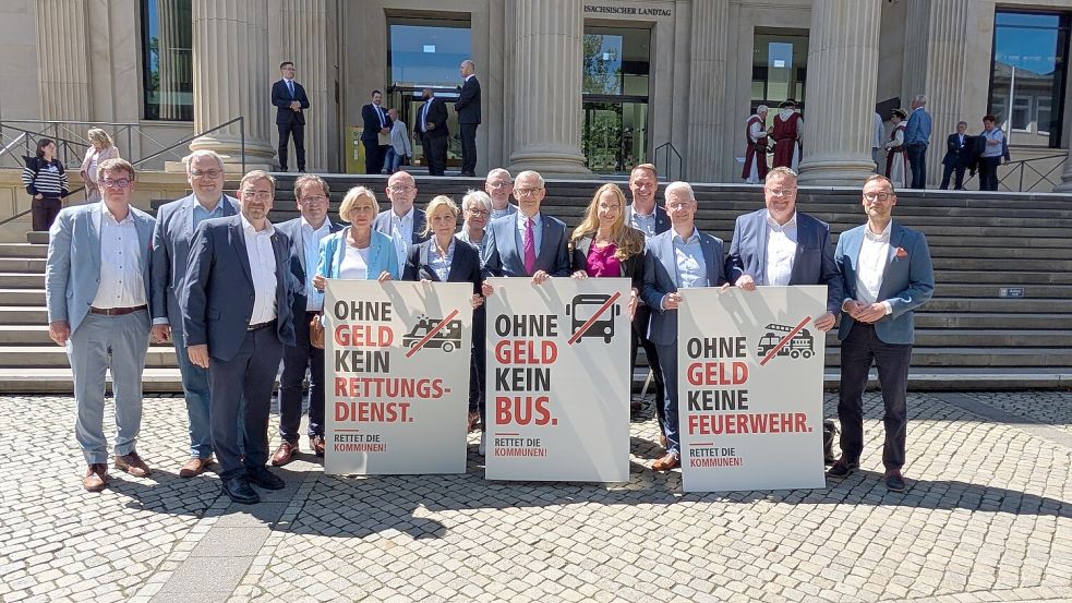 Landrat Holger Heymann protestierte mit weiteren Kommunalpolitikern gegen die Finanzmisere, der Gemeinden, Städte und Landkreise. Foto: Landkreis Wittmund