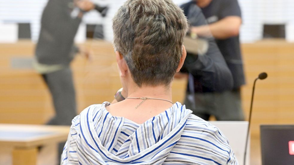 Eine der vier Angeklagten im Landgericht Braunschweig. Sie soll für die Straftaten der Mitangeklagten Beihilfe geleistet haben. Foto: Julian Stratenschulte/dpa