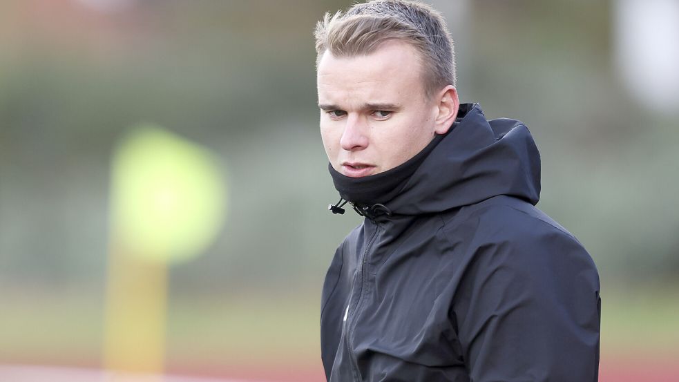 Auch die Herren-Fußballer des TuS Pewsum um Trainer Jonas Petersen trauern um den verstorbenen Jugendfußballer. Archivfoto: Jens Doden/ Emden