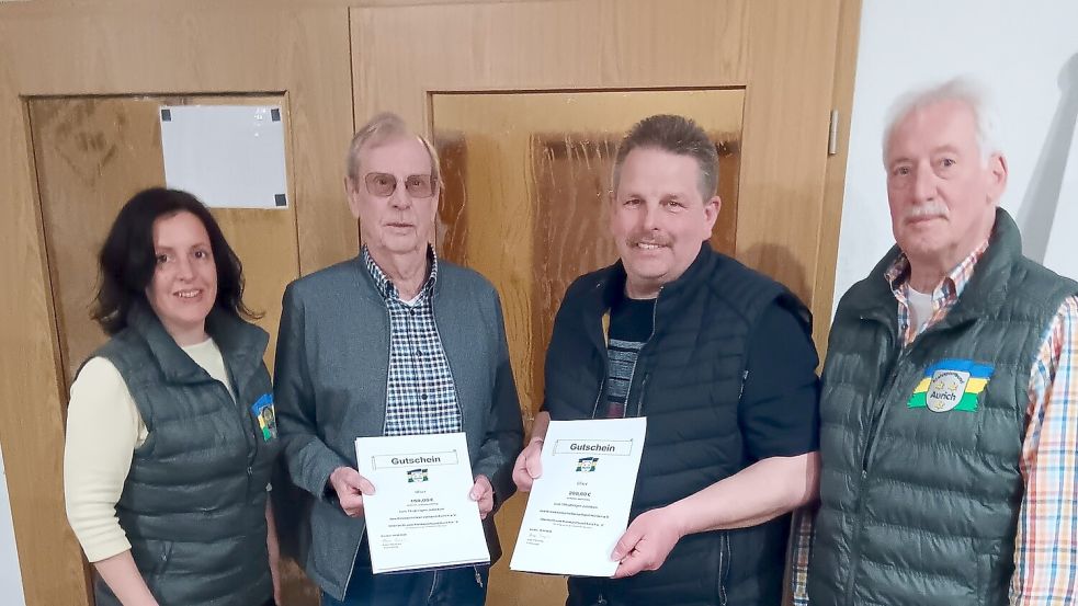 Die KSB-Vorstände Anne Thonicke (links) und Detlev Schoone (rechts) überreichen Hinrich Kronshagen vom Kreisschützenverband Aurich und Stefan Janssen vom Kreisklootschießerverband Norden Gutschriften anlässlich ihrer Verbandsjubiläen. Foto: privat