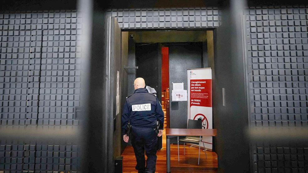 Der sogenannte Maskenmann hat vor Gericht in Frankreich bestritten, den kleinen Jonathan getötet zu haben. (Archivbild) Foto: Loic Venance/AFP/dpa