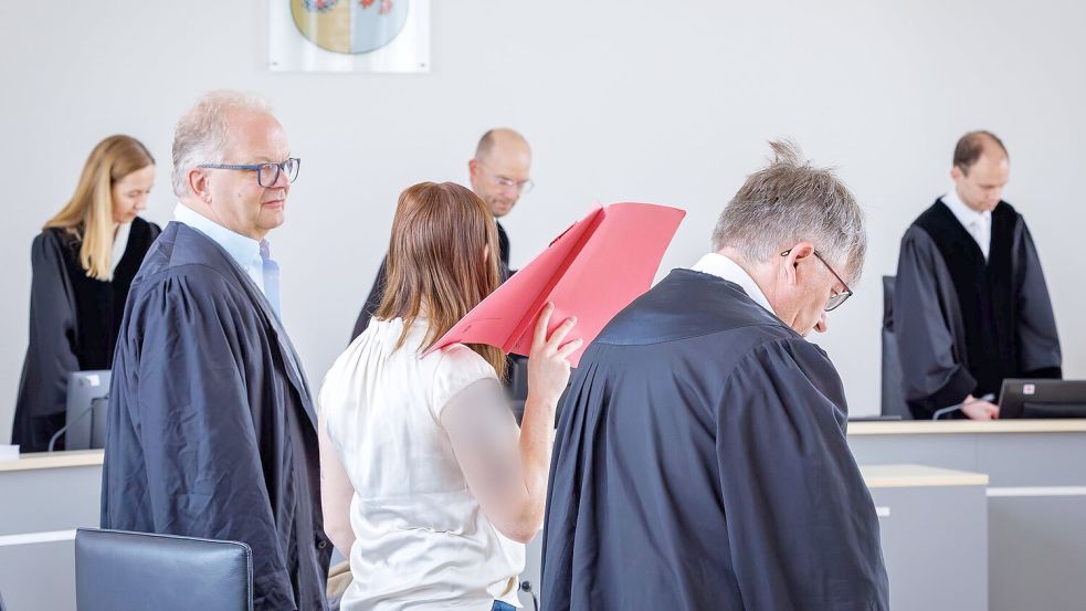 Die Angeklagte schweigt bislang zu den Vorwürfen. Foto: Jens Büttner