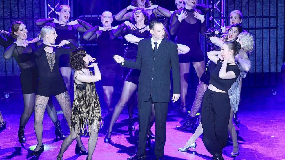 Die Tanzschule Oberfeuer zeigt die Show „Chicago“ beim Feuerwehrfest in Hatshausen. Foto: Tanzschule Oberfeuer