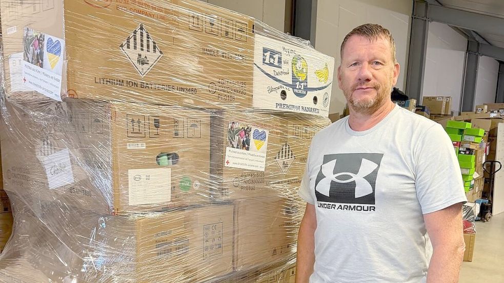 In der Lagerhalle im Gewerbegebiet Ostrhauderfehn: Michael Kröger vor gepackten Kartons mit Hilfsgütern für den nächsten Transport in die Ukraine. Foto: Horst Kruse