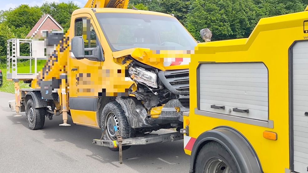 Auf der B438 in Rhauderfehn stießen am Donnerstagnachmittag ein Auto und ein Transporter eines Mietlifte-Unternehmens zusammen. Fotos: Daniel Grüneke