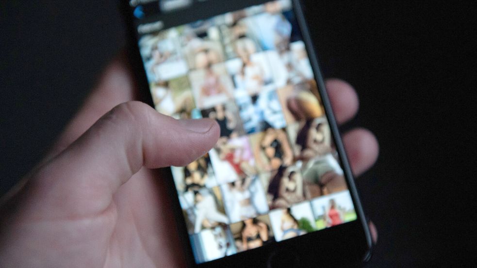 Wegen verbotener Porno-Dateien, die er unter anderem auf seinem Handy gespeichert hatte, wurde ein früherer Südbrookmerlander verurteilt. Foto: Silas Stein/DPA