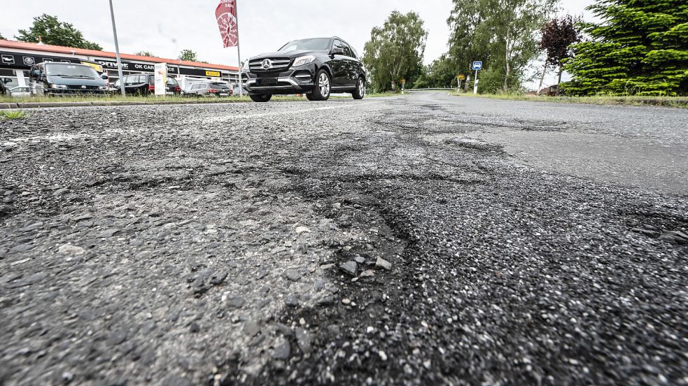An dieser Stelle geht es in Veenhusen auf die Landesstraße 24. Die Strecke wird bis zur Abfahrt Logabirumer Straße saniert. Schon die Auffahrt hat es nötig. Foto: Klaus Ortgies