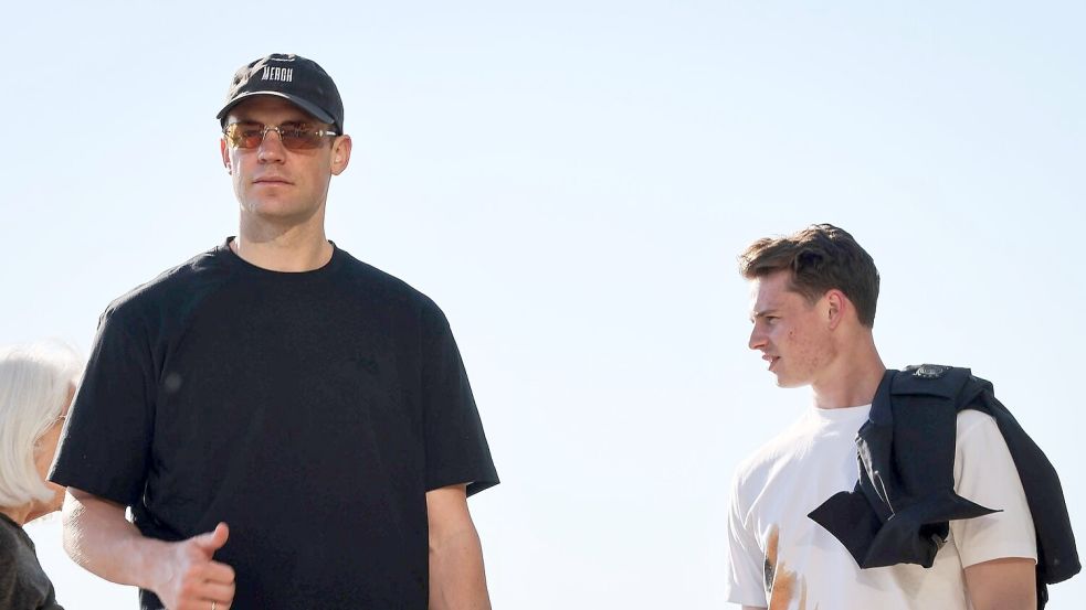 Manuel Neuer (l.) ist mit Jonas Urbig (r.) an der Promenade des Lake Michigan in Chicago. Foto: Christian Charisius
