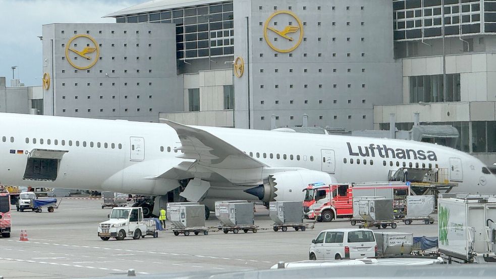 Das Bugfahrwerk eines Lufthansa-Dreamliners knickte vor dem Terminal ein. Foto: Mike Seeboth