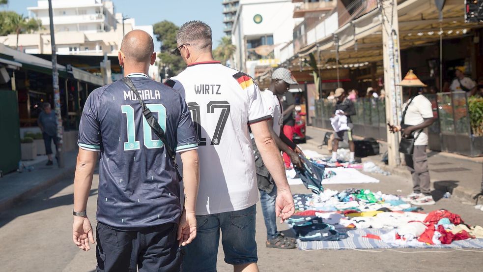 Der Verkauf gefälschter Trikots findet in Urlaubsregionen vielfach auf offener Straße statt. Foto: Clara Margais