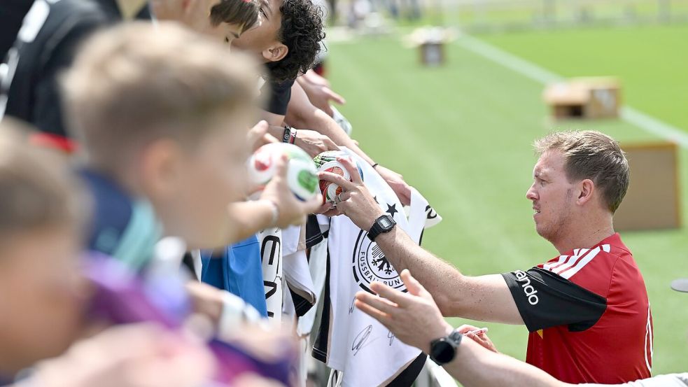 Julian Nagelsmann schreibt Autogramme für Fans der Nationalmannschaft (Archivbild). Foto: Federico Gambarini/dpa