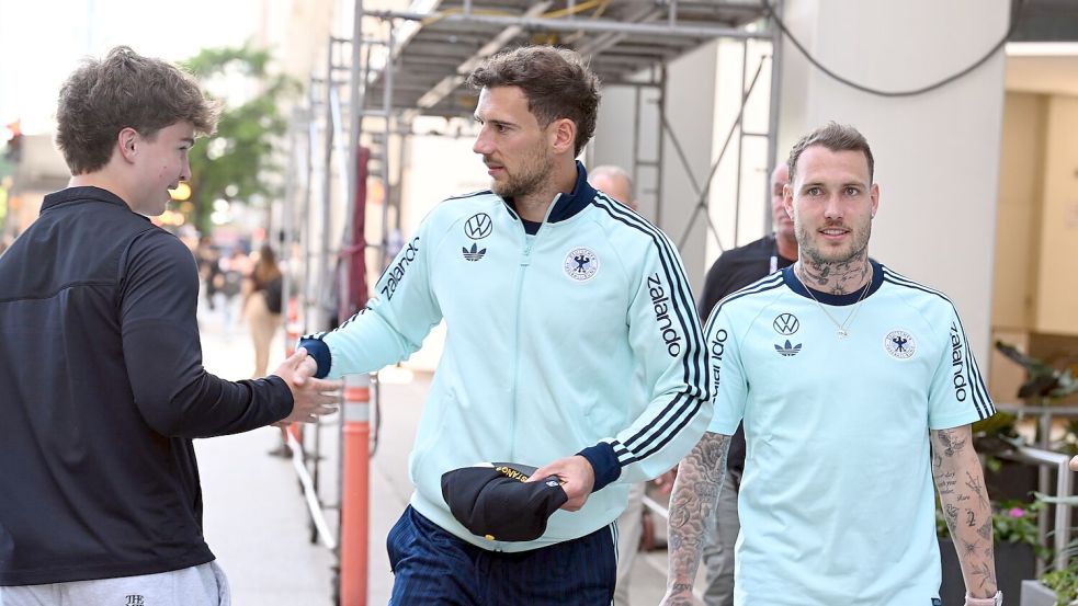 Leon Goretzka (l). und David Raum (r.) auf dem Weg zu einem Termin in Chicago. Foto: Federico Gambarini