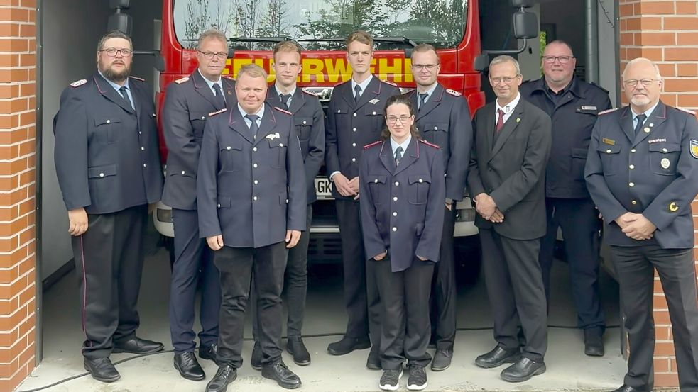 Das Foto zeigt Mitglieder der Feuerwehr Krummhörn-Süd (von links): Helge de Voß, Reiner Willms, Wilko Ross, Mirco Willms, Tim Zaayenga, Marie Gericke, Marcel Willms, Roelf Odens, Jan-Jürgen Lüpkes und Jochen Behrends. Foto: Tim Zaayenga.