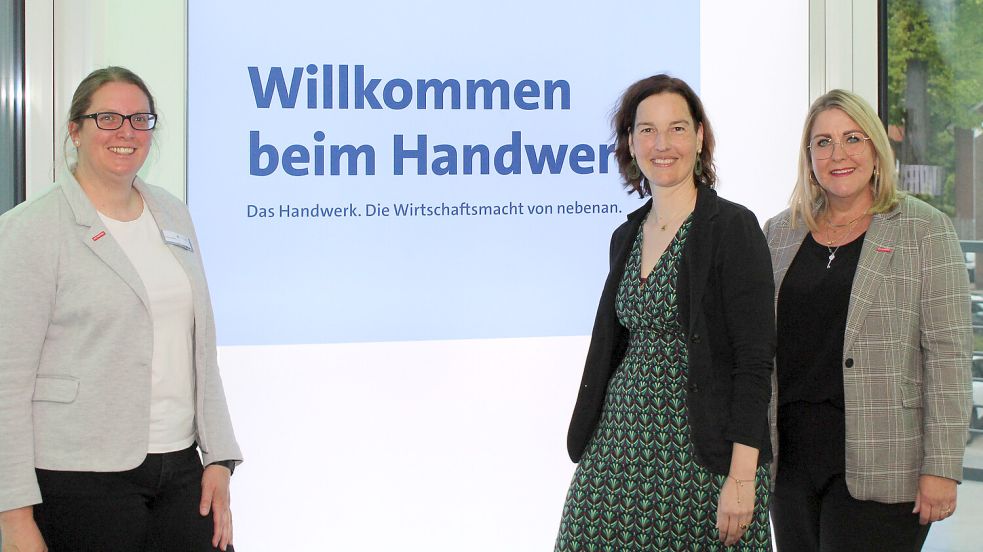 Svea Janssen (von links), Gesa Lüken Imke Hennig gestalteten das Netzwerktreffen für Frauen im Handwerk. Foto: Handwerkskammer