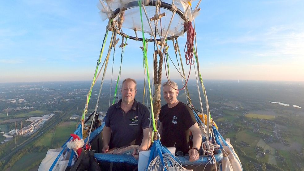 Axel Hunnekuhl aus Mettingen (l.) und sein Freund Andreas Zumrode aus Havixbeck im Gasballon. Mit über 107 Stunden in der Luft haben sie einen neuen Weltrekord aufgestellt. Foto: Hunnekuhl