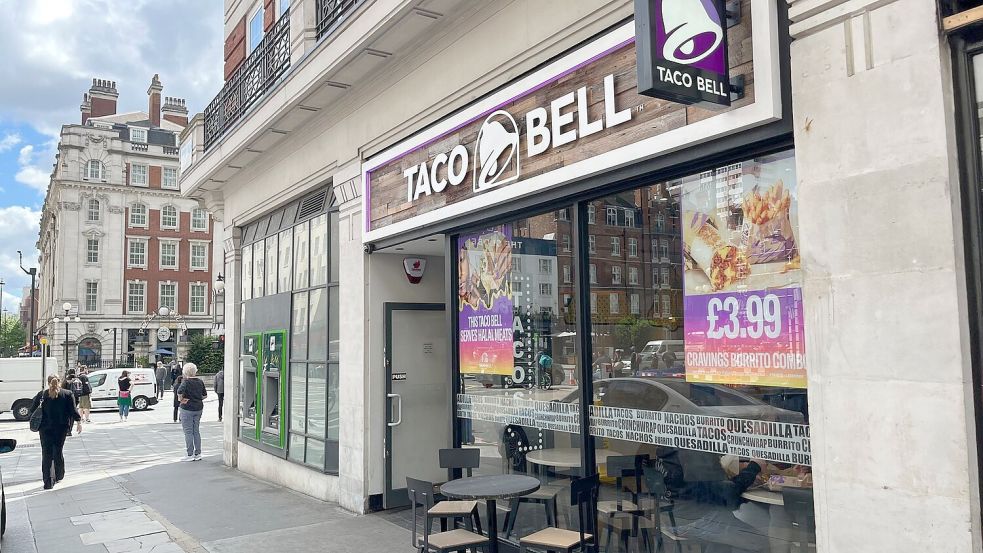 Blick auf eine Taco Bell-Filiale in London. Die US-Fast-Food-Kette Taco-Bell unternimmt den zweiten Anlauf zur Expansion in Deutschland. (Archivbild) Foto: Julia Kilian/dpa