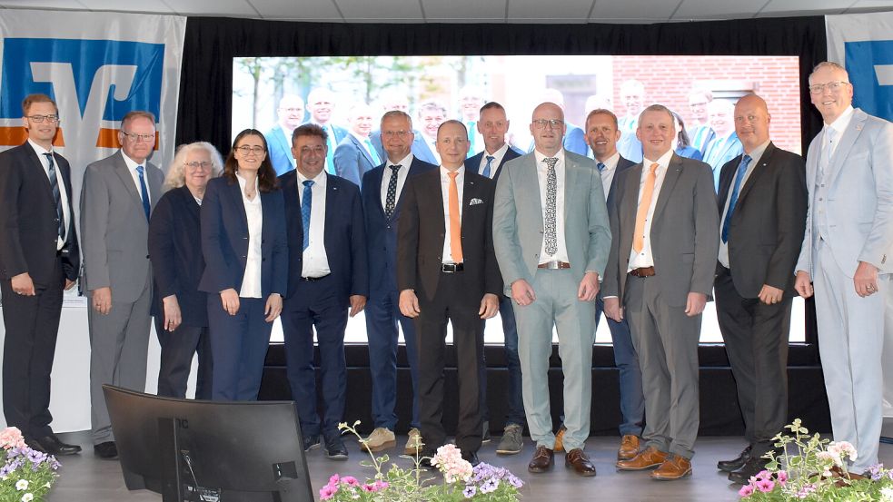 Die Vorstands- und Aufsichtsratsmitglieder der neuen Fehntjer VR-Bank: (von links) Henning Strenge, Detlef Temmen, Dr. Ulrike Gitmans, Dr. Mareike Engelberg, Adrianus Sinnige, Wolfgang Mengers, Ulrich Jungmann, Gerhard Dojen, Kai Stöter, Dirk Haßbargen, Lothar Janssen, Dr. Peter Schuberth und Uwe Brechtezende. Foto: Henrik Zein