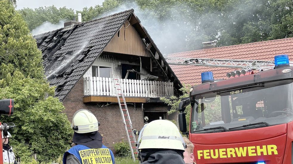 Das Haus stand in Vollbrand. Feuerwehren aus Aurich und Umgebung rückten an. Foto: Lasse Paulsen