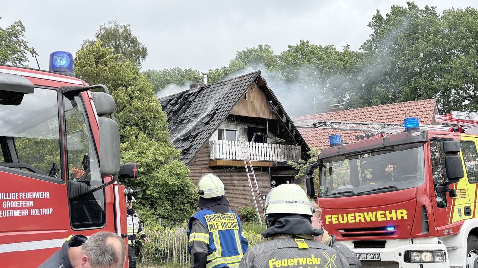 Das Haus stand in Vollbrand. Feuerwehren aus Aurich und Umgebung rückten an. Foto: Lasse Paulsen