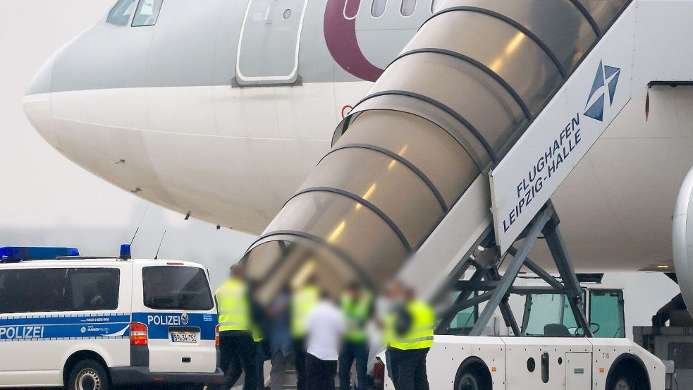 Die erste Abschiebung nach Kabul nach der Machtübernahme der Taliban kam mit Hilfe des Golfemirats Katar zustande. Inzwischen gibt es direkte Kontakte Deutschlands zu den militant-islamistischen Machthabern. (Archivfoto) Foto: Jan Woitas/dpa