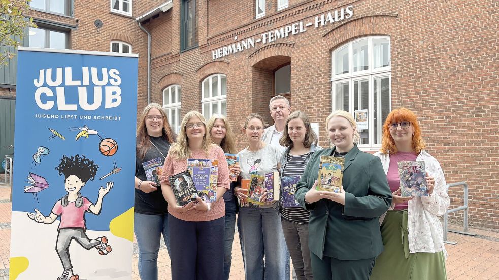 In sechs Büchereien in Ostfriesland findet im Sommer Programm zum Julius-Club statt. Sarah Möhlmann (von links), Vera Jauken, Anja Kellermann, Joke Hoogendoorn, Andreas Heinl, Susanne Ehrenstein, Ida König und Ayse Akbas sind dabei sehr engagiert und planen das Programm. Foto: Madita Janßen