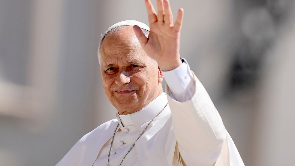 Der Papst traf sich in dieser Woche mit dem Schatzmeister des Bundesstaats Illinois im Vatikan. Dieser hatte ein besonderes Mitbringsel dabei. Foto: dpa/AP/Alessandra Tarantino
