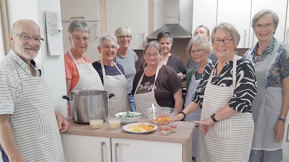 Das Kochteam von „Oma kocht“ (von links): Siggi Bothe, Tekla Holl, Gerti Gruben Bothe, Sylvia Dick, Dörte Wegmann Wardenbach, Stefanie Hanekamp, Gisela Radke, Beate Möhlmann, Anneliese Steenblock und Margarethe Maecker. Fotos: Clarissa Scherzer