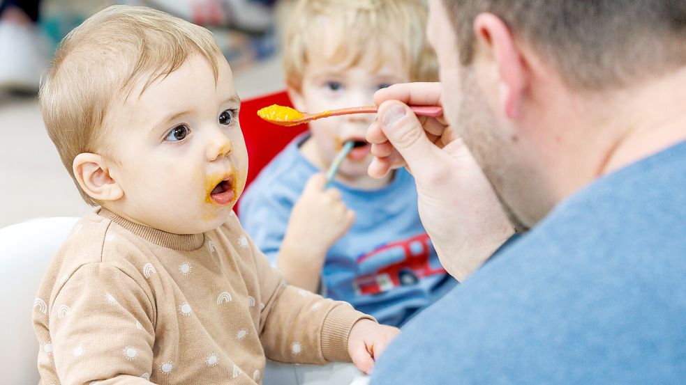CDU-Familienministerin Prien erwägt kürzere Bezugsraten beim Elterngeld. Dieser „Zeit-Klau“ wäre problematisch. Foto: IMAGO / Oliver Lange