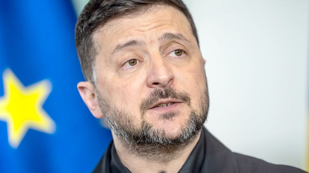 Der ukrainische Präsident Wolodymyr Selenskyj hat Kremlchef Wladimir Putin in einem offenen Brief direkte Friedensgespräche angeboten. (Archivbild) Foto: Michael Kappeler/dpa